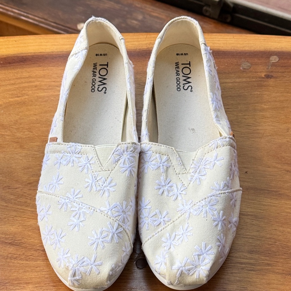 TOMS size 10 Women's Floral Embroidered Flats shoes espadrilles lightweight